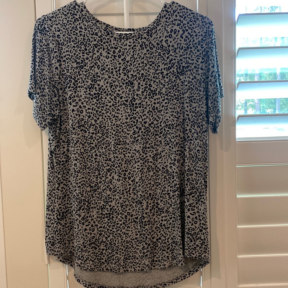 Black and gray cheetah print tee
